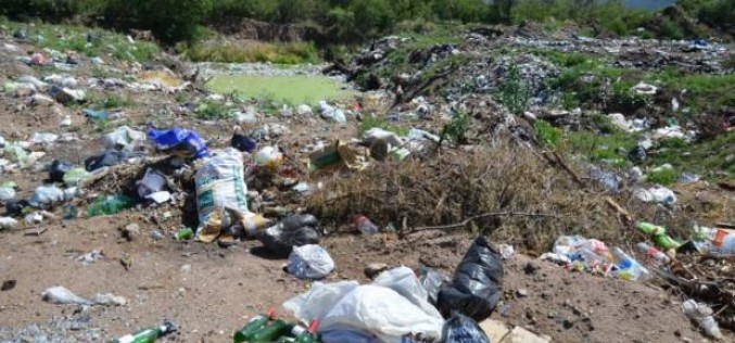 Continúan las calles rotas y crece el basural en Nogolí