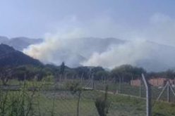 Bomberos combaten un incendio cerca de Villa de la Quebrada
