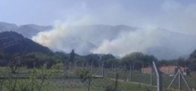 Bomberos combaten un incendio cerca de Villa de la Quebrada