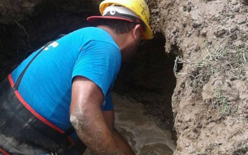 Comienza el proceso de soldadura de una avería en el primer tramo del acueducto Nogolí