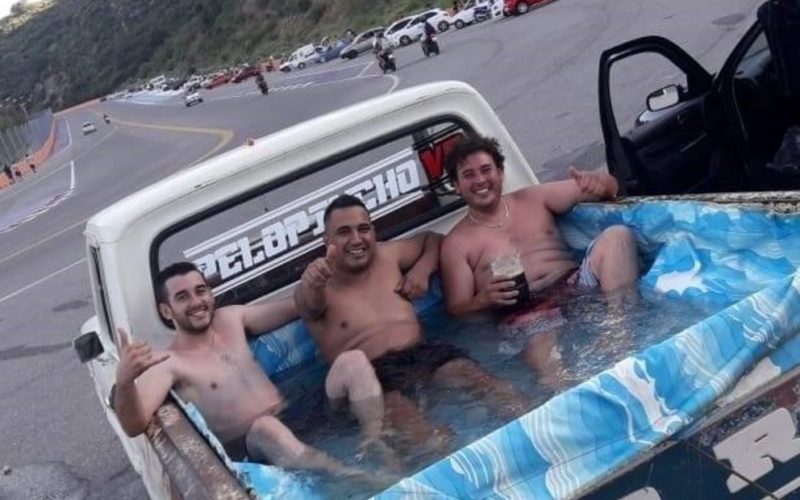 Armaron una “pelopincho rodante” y salieron a dar una vuelta