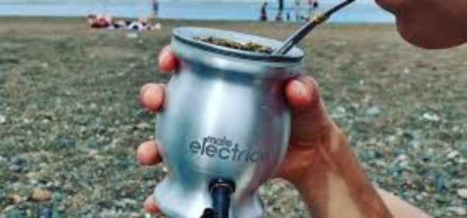 Un argentino creó un mate electrónico para que la yerba no se lave ni se enfríe