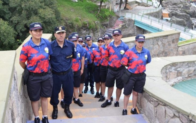 La Policía Turística ya tiene su uniforme de verano