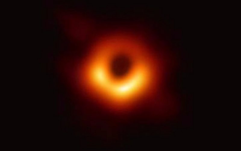 Presentan la primera foto de un agujero negro, uno de los mayores misterios del universo