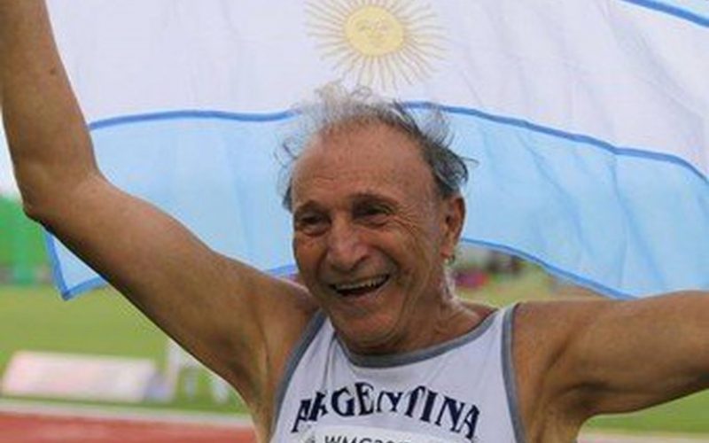 Tiene 86 años, vende libros y es quíntuple campeón mundial de atletismo: “Quiero seguir ganando medallas para Argentina”