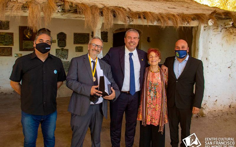El Solar Histórico fue el escenario para la entrega del galardón honorario especial a María Teresa Sirvent y Álvaro Maglia Canzani