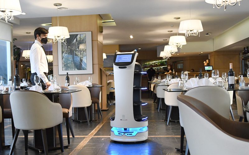 El Hotel Internacional Potrero de los Funes incorporó un robot mozo