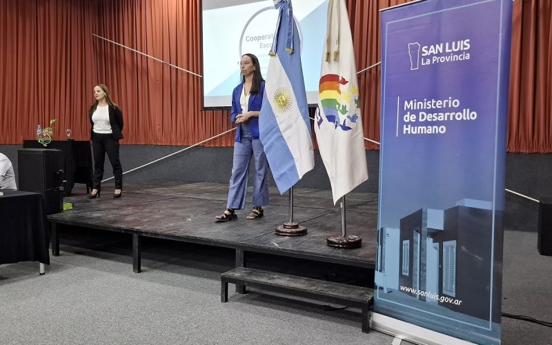 Con el auditorio lleno comenzó la capacitación docente en cooperativismo 