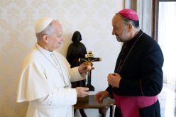 El Papa recibió una réplica del Cristo de la Quebrada realizada por internos penitenciarios