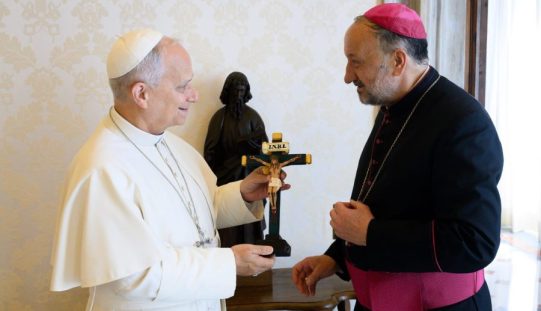 El Papa recibió una réplica del Cristo de la Quebrada realizada por internos penitenciarios