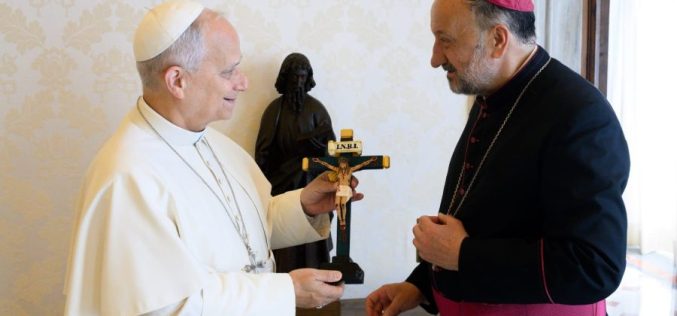 El Papa recibió una réplica del Cristo de la Quebrada realizada por internos penitenciarios