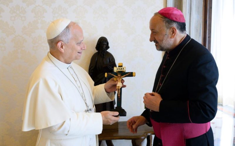 El Papa recibió una réplica del Cristo de la Quebrada realizada por internos penitenciarios